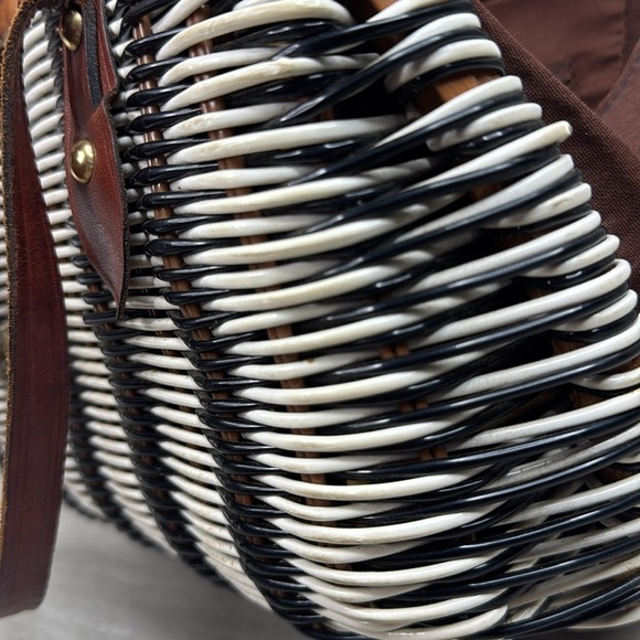 Vintage Styled by Encore Woven Clamshell Handbag - Picture 11 of 12